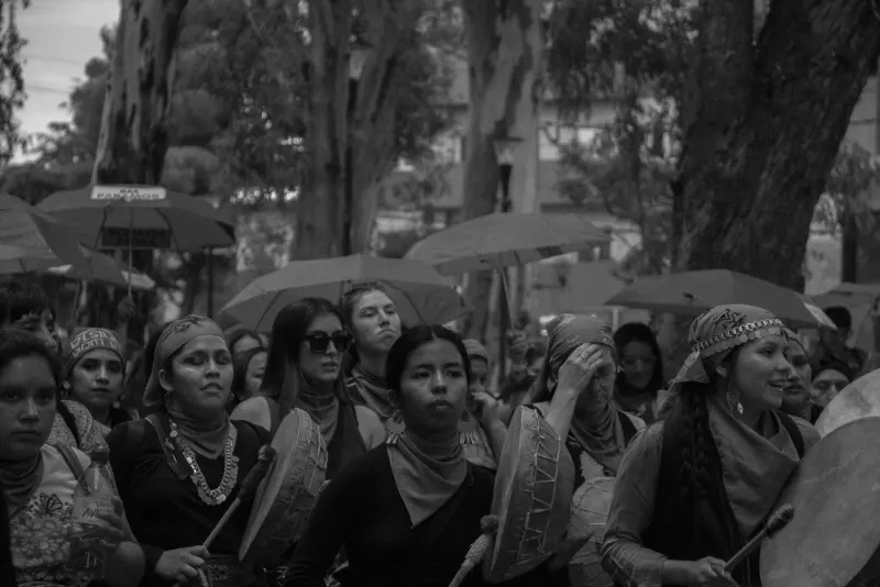 Multitud con paraguas durante la marcha, en blanco y negro