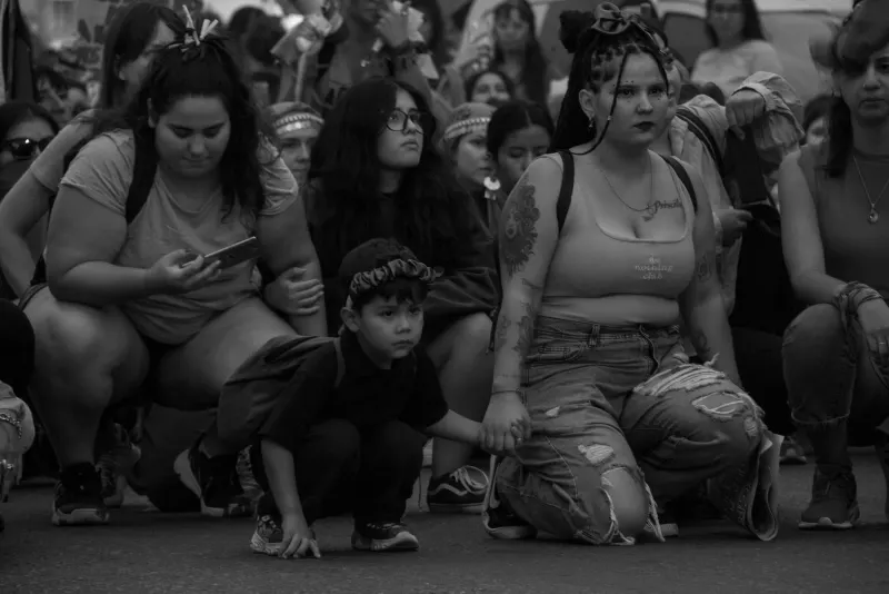 Grupo sentado en la calle durante la concentración