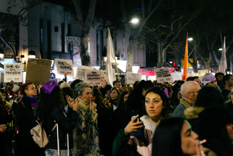 Marcha nocturna con carteles y pañuelos violetas