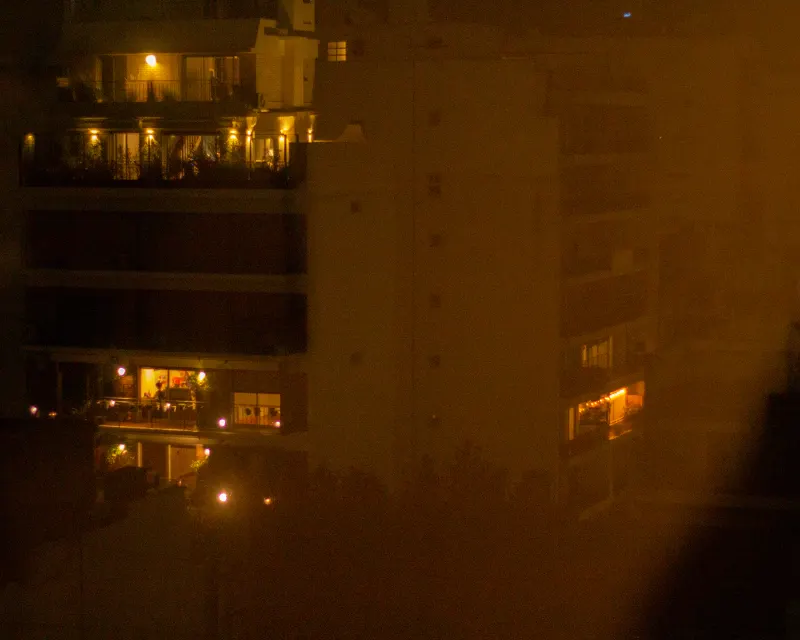 Edificio de departamentos con las ventanas encendidas de noche